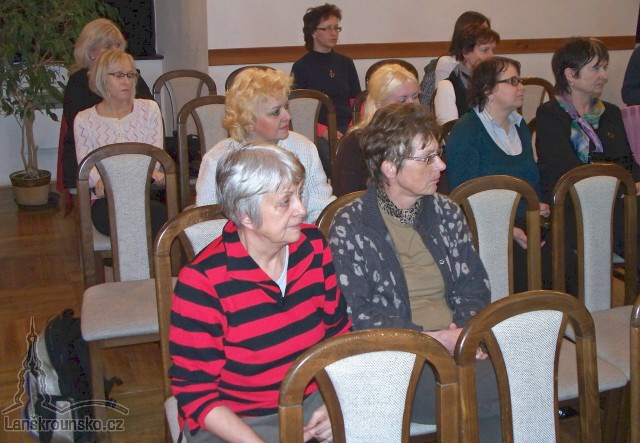 01_Zcela vpredu pani Marie Hata Smokova.jpg